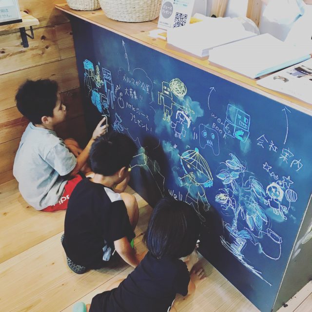 沖縄トータルリビングショウ出展準備　黒板塗料でつくったカウンターが子どもに人気。