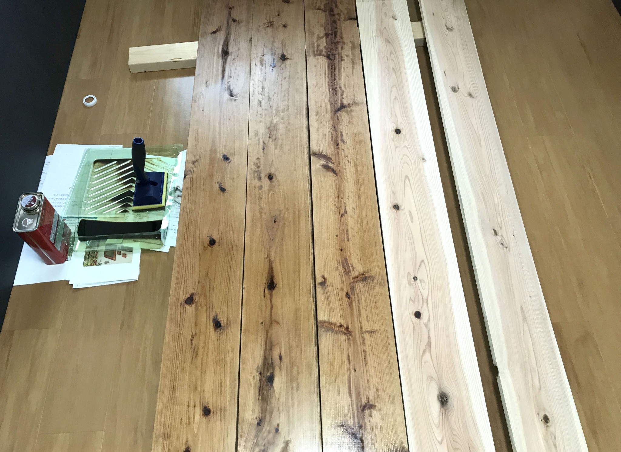 沖縄トータルリビングショウ　出店準備　木材の塗装