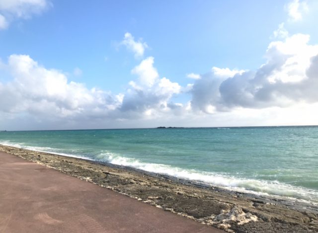 沖縄の青い海と空