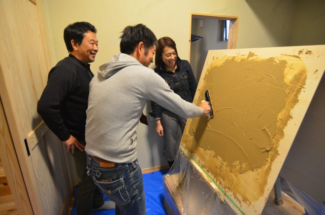 珪藻土の塗り壁体験