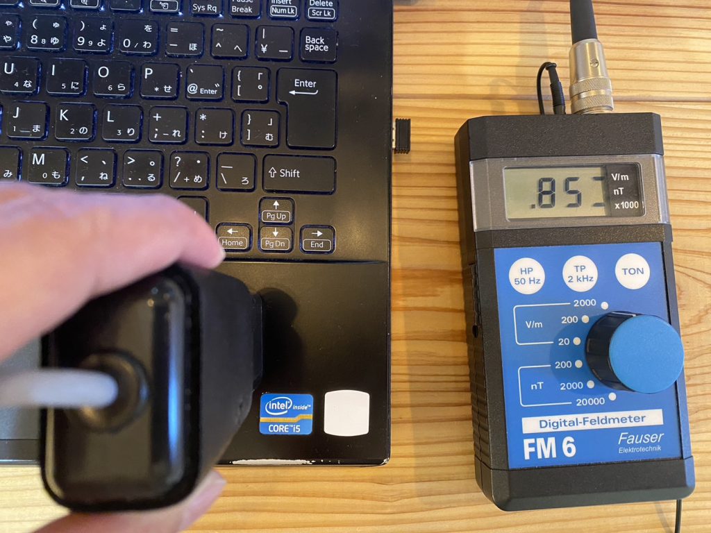 家電製品からどのぐらい電磁波が発生しているか？【測定器を使って
